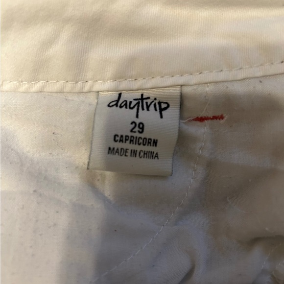 Daytrip Sz 29 Women's Cotton Shorts with factory distressing & colorful design - Picture 3 of 9